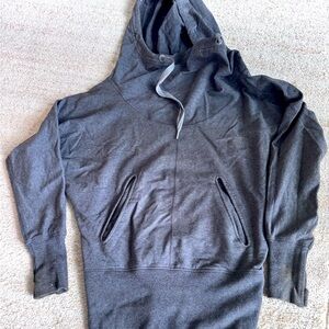 Cozy sweatshirt. Hip fitted